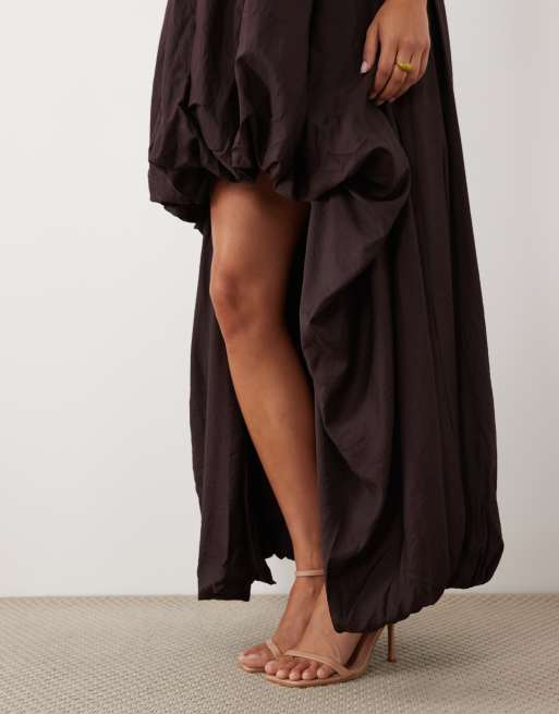 ASOS DESIGN volymig bubble bandeau-maxiklänning med asymmetrisk fåll i bitter chocolate, 3 av 4