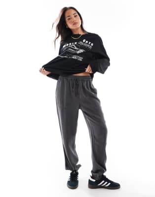 ASOS DESIGN - Vorbehandelte Jogginghose in verwaschenem Schwarz