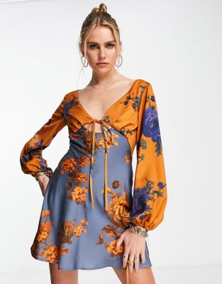 ASOS DESIGN - Vorn gebundenes Satin-Minikleid mit Blousonärmeln, Rückenausschnitt und Blumenmustermix-Bunt