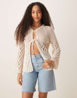ASOS DESIGN - Vorne gebundene Häkel-Strickjacke in Ecru-Weiß