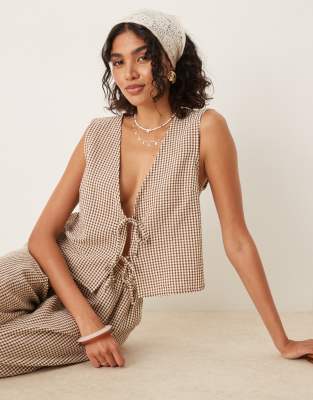 ASOS DESIGN - Vorne gebundenes, ärmelloses Oberteil in Gelb mit Vichy-Karos