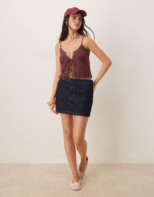 ASOS DESIGN – Vorne gebundenes, geschmeidiges Oberteil in Beerenrot mit Spitzenborte, 4 von 4