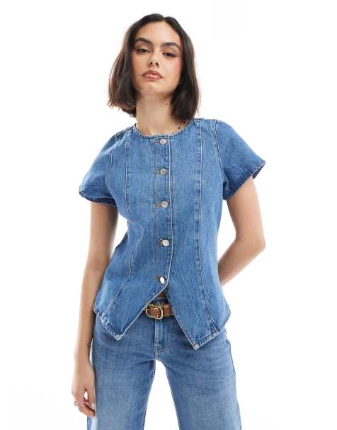 ASOS DESIGN – Vorne gebundenes, kurzärmliges Denim-Oberteil in Mittelblau - view 1