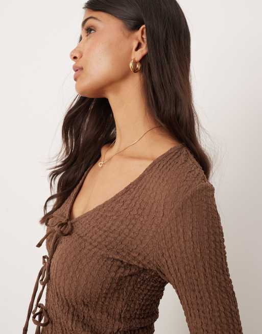 ASOS DESIGN – Vorne gebundenes, langärmliges, strukturiertes Oberteil in Schokobraun, 3 von 4