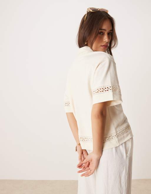 ASOS DESIGN – Vorne gebundenes Oberteil in Creme mit Kragen und Spitzenborten, 4 von 4