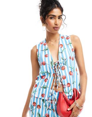 ASOS DESIGN - Vorne gebundenes Tanktop mit Streifen-und Kirschmuster, Kombiteil-Bunt