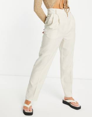 ASOS DESIGN - Vorne plissierte Mom-Hose in Beige-Neutral