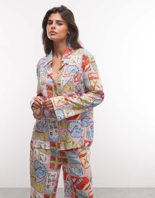 ASOS DESIGN vævet pyjamassæt i modal med lange ærmer og Christmas-postkortprint, 2 af 4