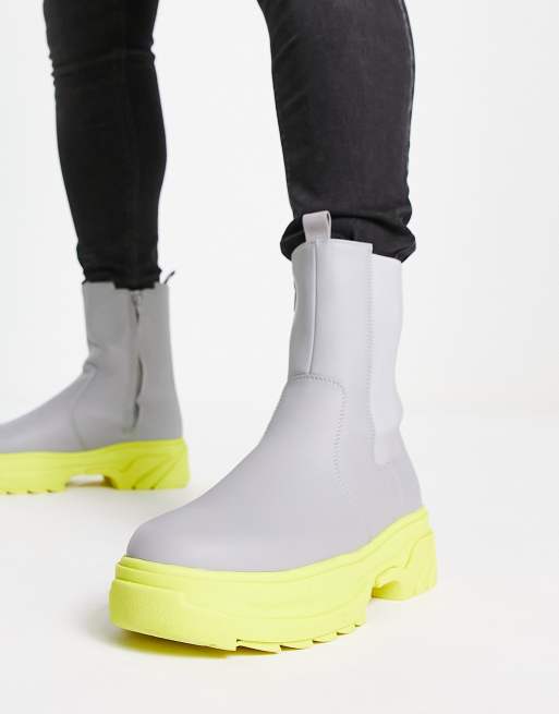 ASOS DESIGN Wadenhohe Chelsea Stiefel aus grauem Kunstleder mit dicker kontrastierender Sohle in Gelb ASOS