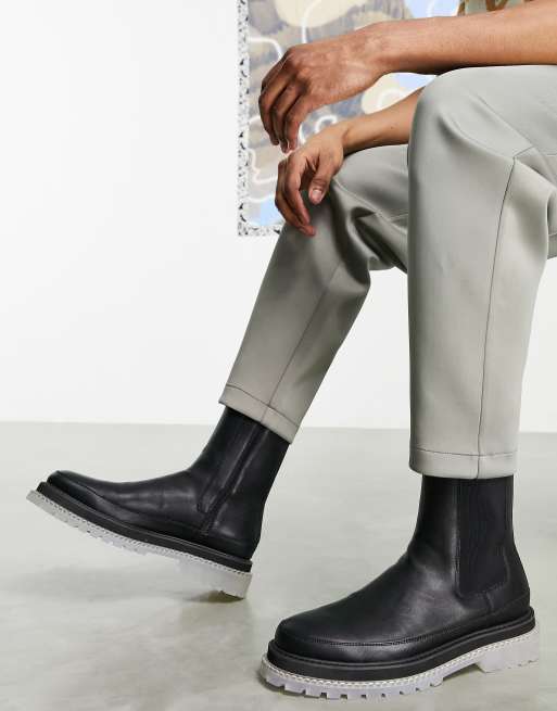 ASOS DESIGN Wadenhohe Chelsea Stiefel aus schwarzem Kunstleder mit dicker transparenter Profilsohle