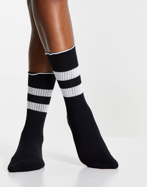 ASOS DESIGN – Wadenhohe, gerippte Socken in Schwarz mit Rüschenbesatz und weißen Streifen