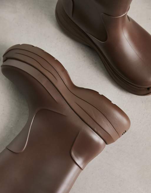 ASOS DESIGN – Wadenhohe Gummistiefel in Braun mit dicker Sohle, 4 von 4