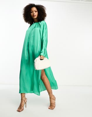 ASOS DESIGN - Wadenlanges Kleid aus gewaschenem Satin in leuchtendem Grün mit voluminösen Ärmeln