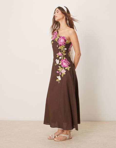 ASOS DESIGN – Wadenlanges Kleid aus Leinen in Braun mit One-Shoulder-Träger und Stickerei - view 1