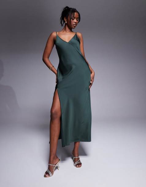 ASOS DESIGN – Wadenlanges Kleid aus Satin in Dunkelgrün mit V-Ausschnitt, Ziernaht und Schlitz - view 1