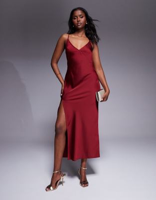 ASOS DESIGN - Wadenlanges Kleid aus Satin in Dunkelrot mit V-Ausschnitt, Schlitz und Nahtdetail