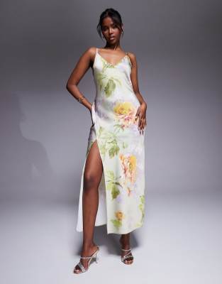 ASOS DESIGN - Wadenlanges Kleid aus Satin mit V-Ausschnitt, Ziernaht, Schlitz und grünem Blumenmuster