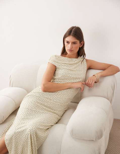 ASOS DESIGN – Wadenlanges Kleid in Cremeweiß mit Polka Dots und abfallender Schulterpartie - view 1