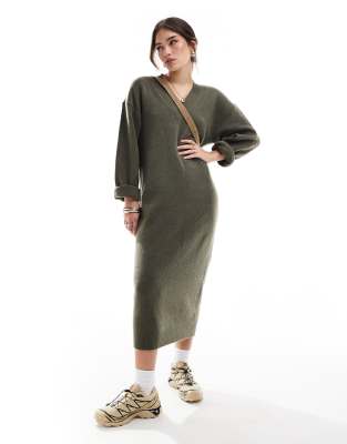 ASOS DESIGN - Wadenlanges Strickkleid in Khaki mit V-Ausschnitt-Grün