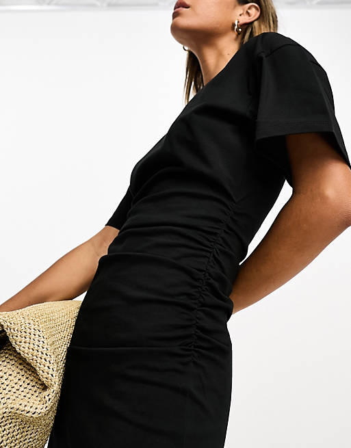 ASOS DESIGN – Wadenlanges T-Shirt-Kleid in Schwarz mit gerafften Seiten und  Rundhalsausschnitt | ASOS