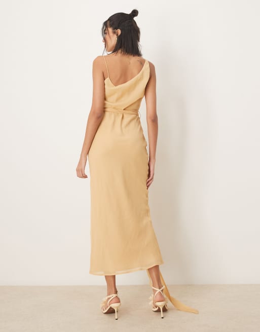ASOS DESIGN – Wadenlanges Trägerkleid in Sandbeige mit asymmetrischem Wasserfallausschnitt und Bindedetail an der Hüfte, 2 von 4