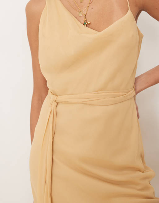 ASOS DESIGN – Wadenlanges Trägerkleid in Sandbeige mit asymmetrischem Wasserfallausschnitt und Bindedetail an der Hüfte, 4 von 4