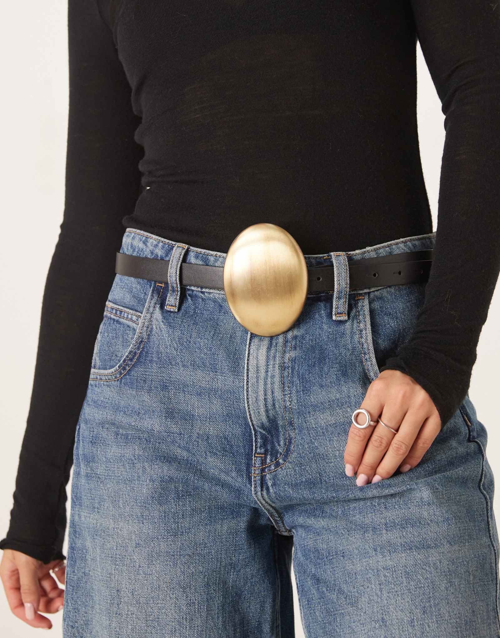 ДИЗАЙНЕРСКИЙ пояс ASOS на талии и бедрах черного цвета с матовой золотистой дисковой пряжкой