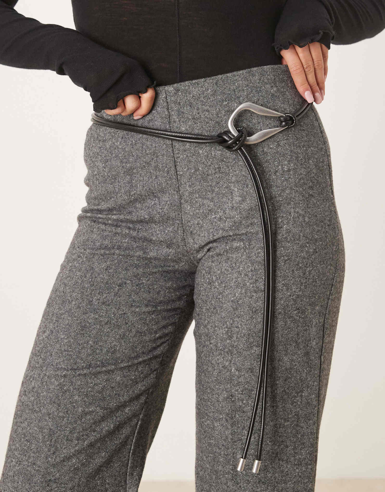 ДИЗАЙНЕРСКИЙ пояс ASOS на талии и бедрах с петлями черного цвета и старинной серебристой фурнитурой