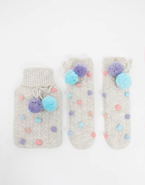ASOS DESIGN – Wärmflasche und Socken in Creme mit bunten Bommeln