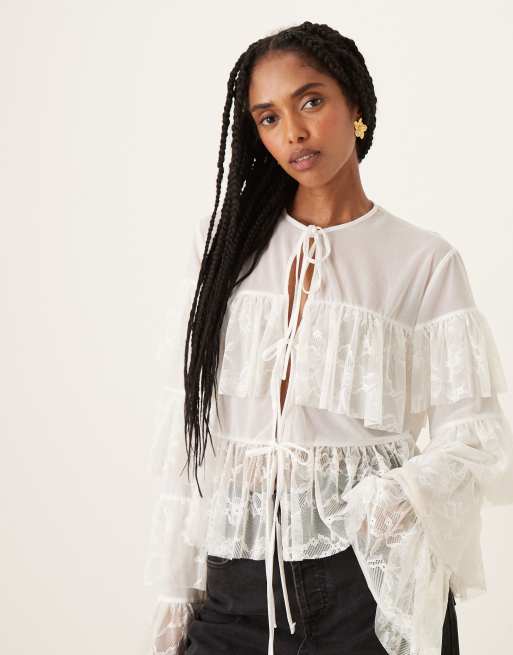 ASOS DESIGN – Warstwowa bluzka z falbankami i koronkowymi wstawkami wiązana z przodu w kolorze kości słoniowej