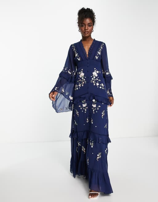 ASOS DESIGN – Warstwowa granatowa sukienka maxi w haftowany wzór w kwiaty z surowym brzegiem i guzikami