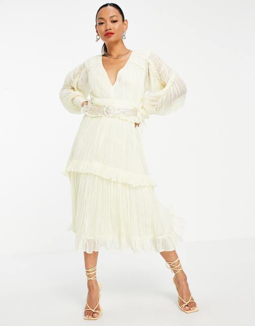 ASOS DESIGN – Warstwowa marszczona sukienka midi z plecionym paskiem w kolorze kremowym