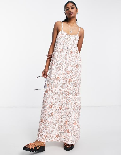 ASOS DESIGN – Warstwowa sukienka maxi na ramiączkach we wzór paisley z guzikami ze sztucznych muszli 