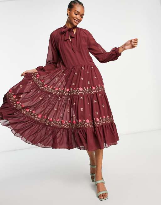 ASOS DESIGN – Warstwowa sukienka maxi z zabudowanym dekoltem i wyszywanym wzorem na całej powierzchni w kolorze czerwieni oxblood