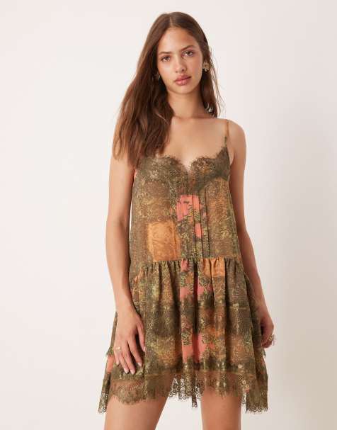 ASOS DESIGN – Warstwowa sukienka mini na ramiączkach z falbanką w kolorze khaki w kwiatowy wzór - view 1