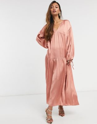 ASOS DESIGN – Warstwowa trapezowa sukienka midi o luźnym kroju z satyny w kolorze pudroworóżowym
