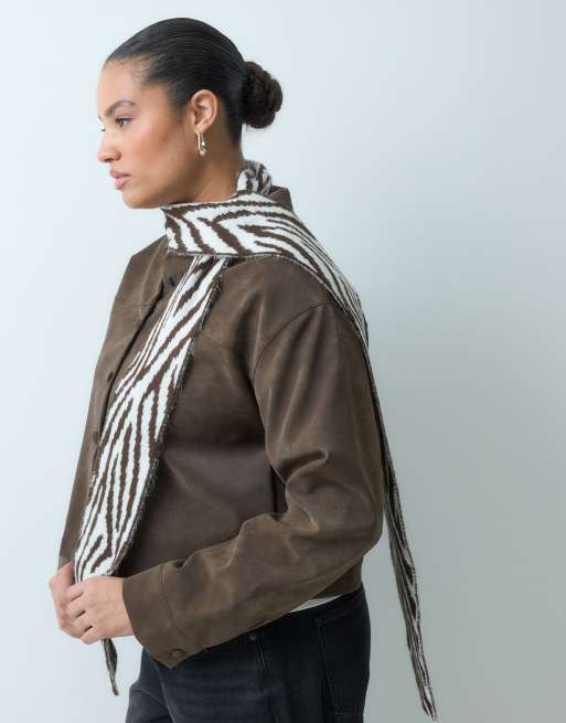 ASOS DESIGN wąski szalik w brązowo-biały wzór zebry, 2 z 3