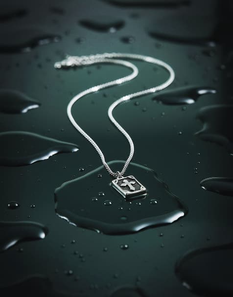 ASOS DESIGN – Wasserfester Edelstahl-Anhänger mit rechteckigem Design und gebürstetem Kreuzmotiv in Silberoptik - view 1