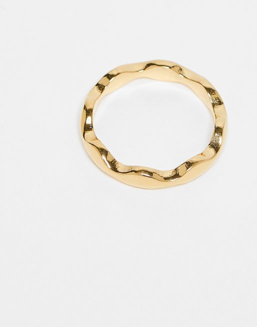 ASOS DESIGN – Wasserfester Edelstahlring in Goldoptik mit Wellendesign, 3 von 4