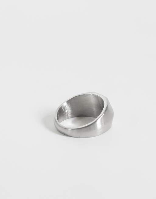 ASOS DESIGN wasserfester Siegelring aus Edelstahl in sechseckiger Form in gebürstetem Silber, 2 von 3