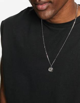 ASOS DESIGN - Waterbestendige ketting van roestvrij staal met rond hangertje met kruis in zilverkleur