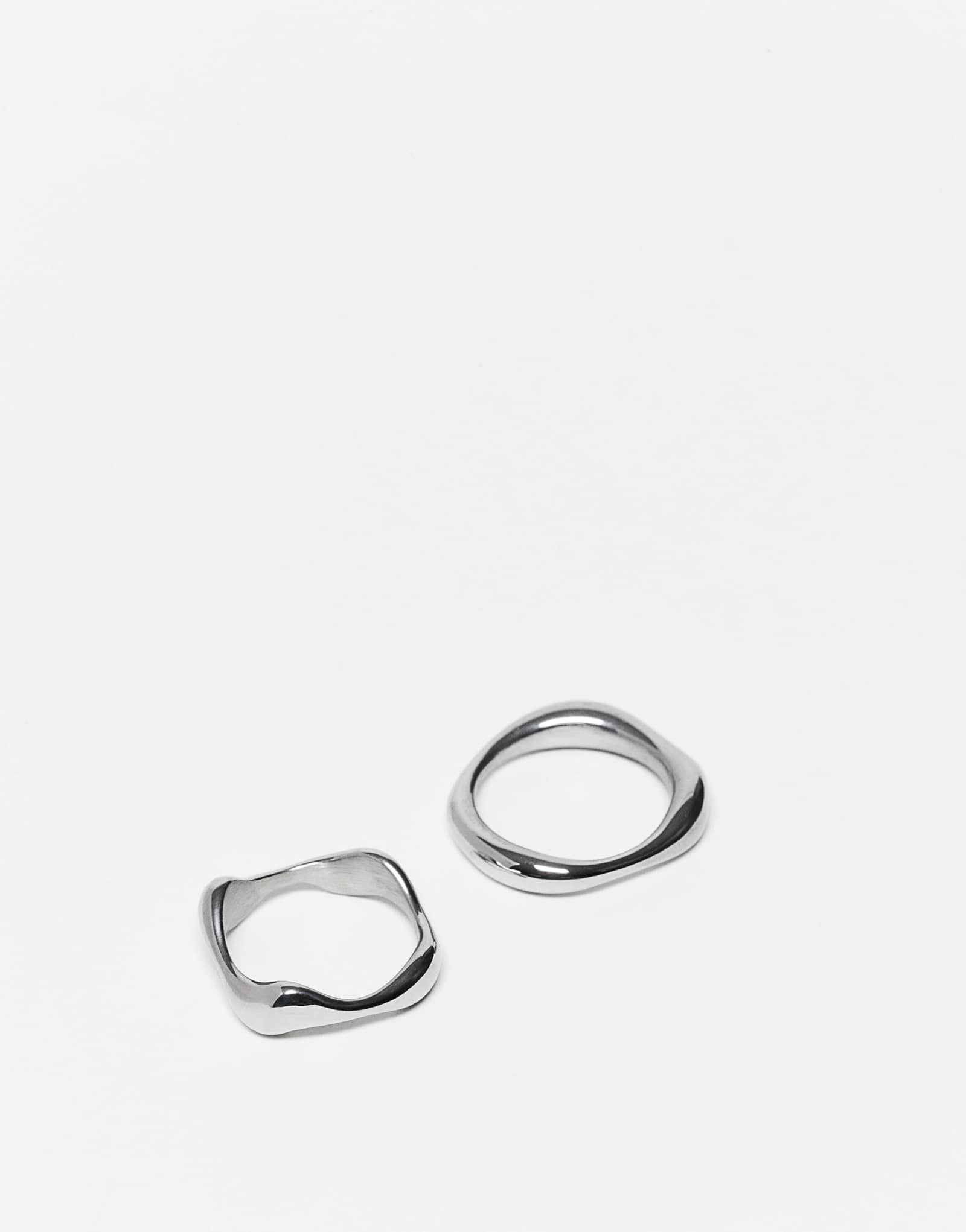 ASOS DESIGN водонепроницаемое кольцо из нержавеющей стали с литой лентой из 2 упаковок серебристого оттенка