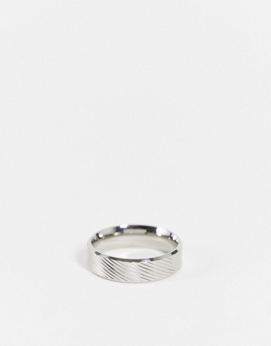 waterproof stainless steel band ring with horizontal emboss in silver tone