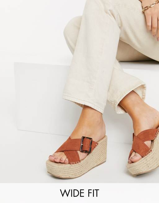 ASOS DESIGN - Way - Open espadrilles met sleehak en brede pasvorm in bruin