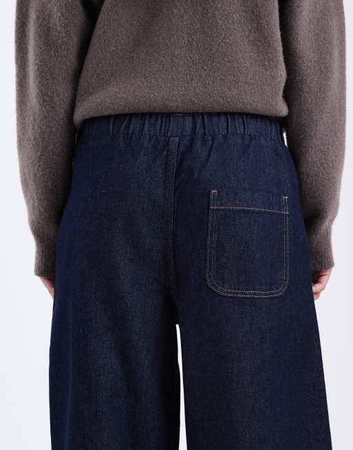 ASOS DESIGN – Wciągane ciemnoniebieskie jeansy z baryłkowymi nogawkami, 4 z 5