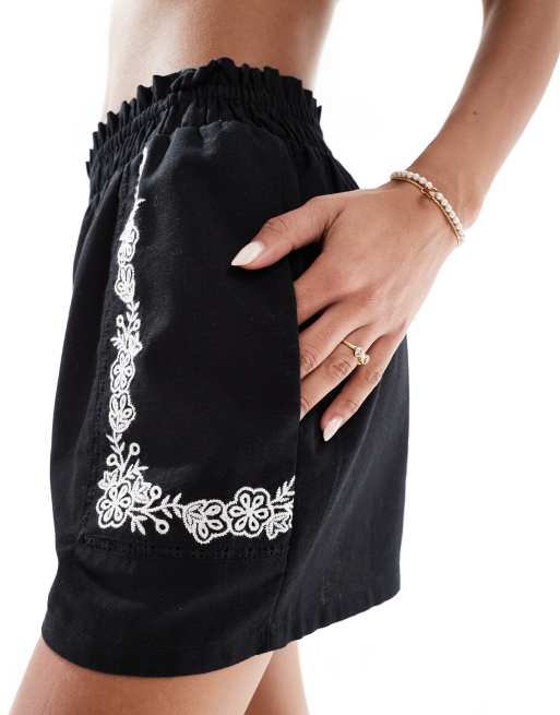 ASOS DESIGN – Wciągane krótkie czarne szorty z haftowanym wzorem, 2 z 5
