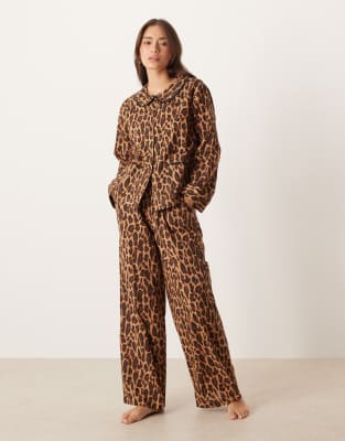 ASOS DESIGN - Webstoff-Pyjama aus Hemd mit Muschelsaum und Hose, mit Leopardenmuster-Brown