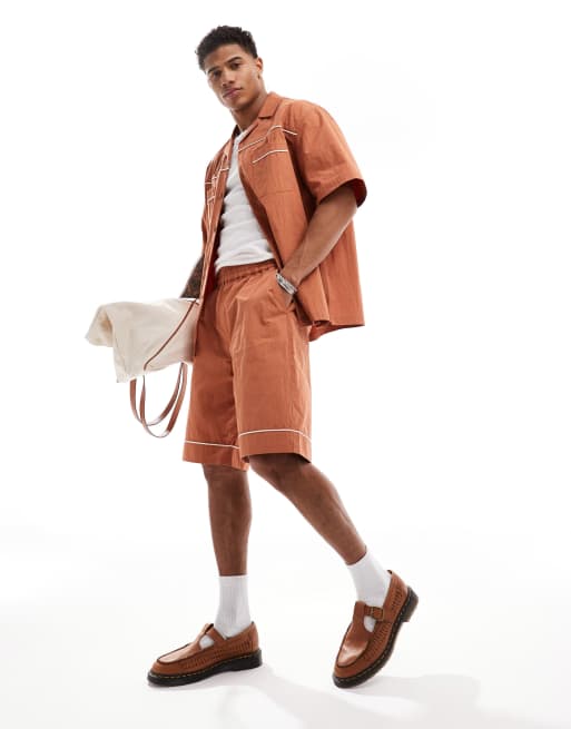 ASOS DESIGN – Webstoff-Shorts in Braun mit Paspelierung, Kombiteil
