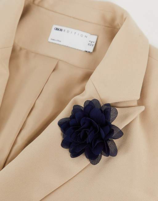 ASOS DESIGN Wedding – Granatowa broszka z kwiatem