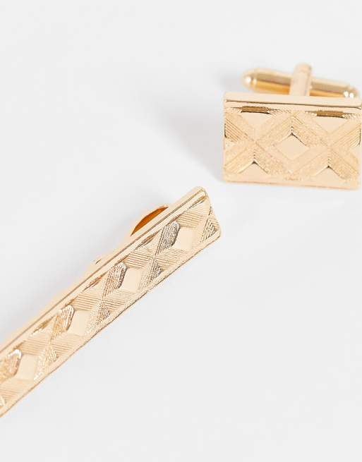 ASOS DESIGN Wedding – Set aus Krawattennadel und Manschettenknöpfe in Gold-Optik mit Chevron-Prägung, 4 von 4